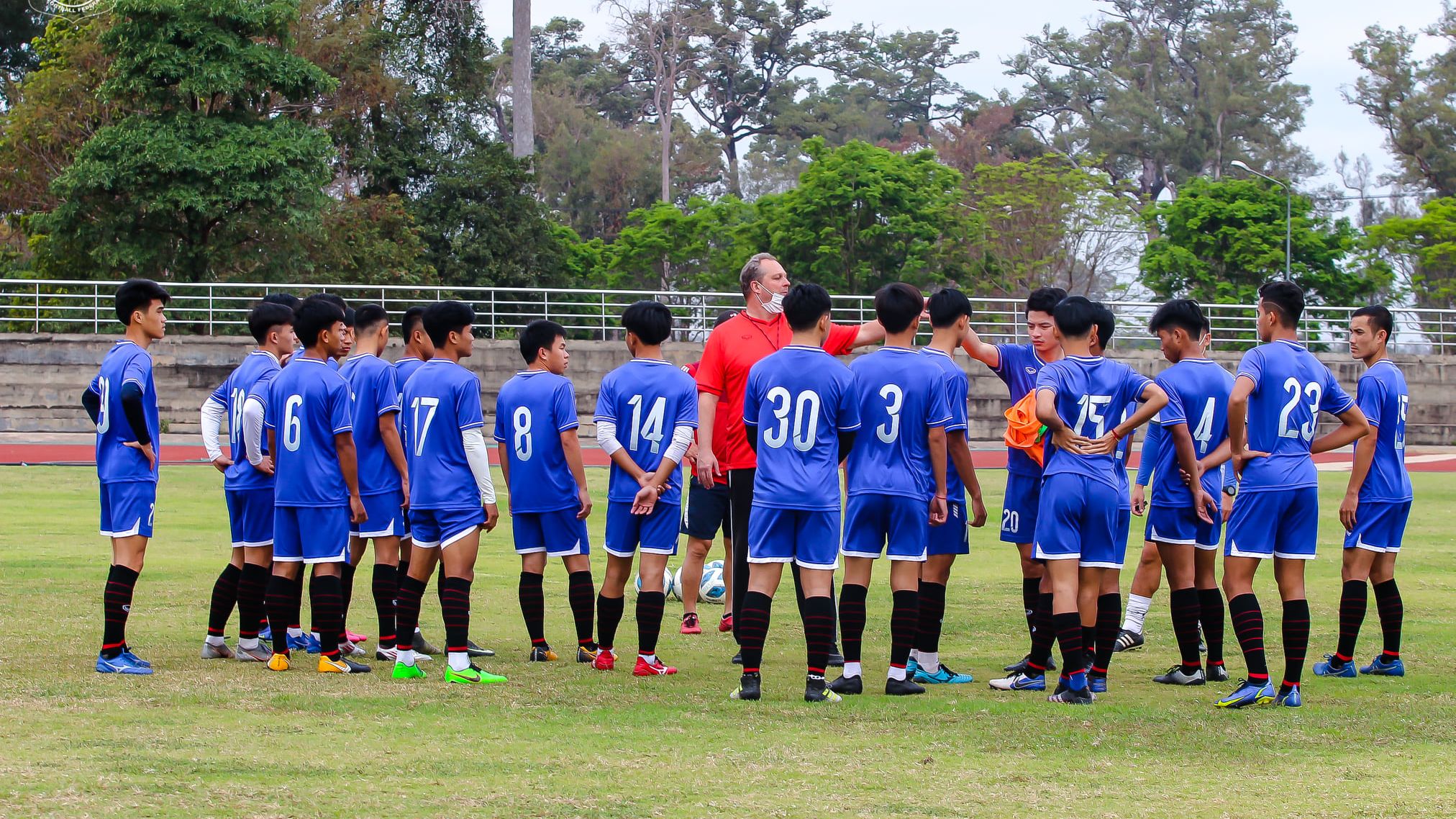 Pelatih Michael Weiss di antara para pemain timnas U-23 Laos yang berlatih menuju Piala AFF U-23 2022 di Provinsi Champasak pada 1 Februari 2022.