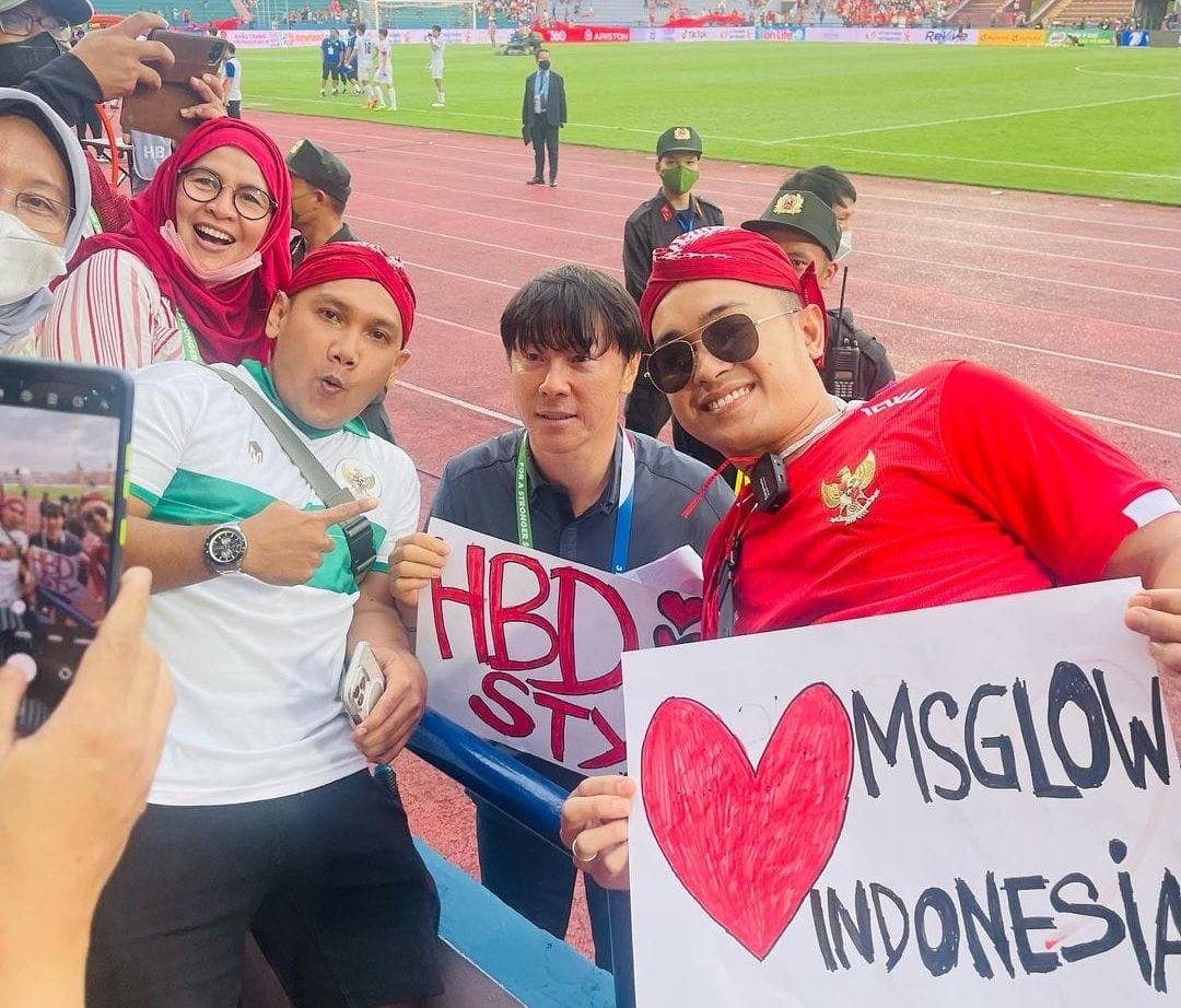 Shin Tae-yong (baju abu-abu di tengah) bersama para penggemar timnas Indonesia yang mendukung langsung perjuangan timnas U-23 Indonesia di SEA Games, Vietnam, Mei 2022.
