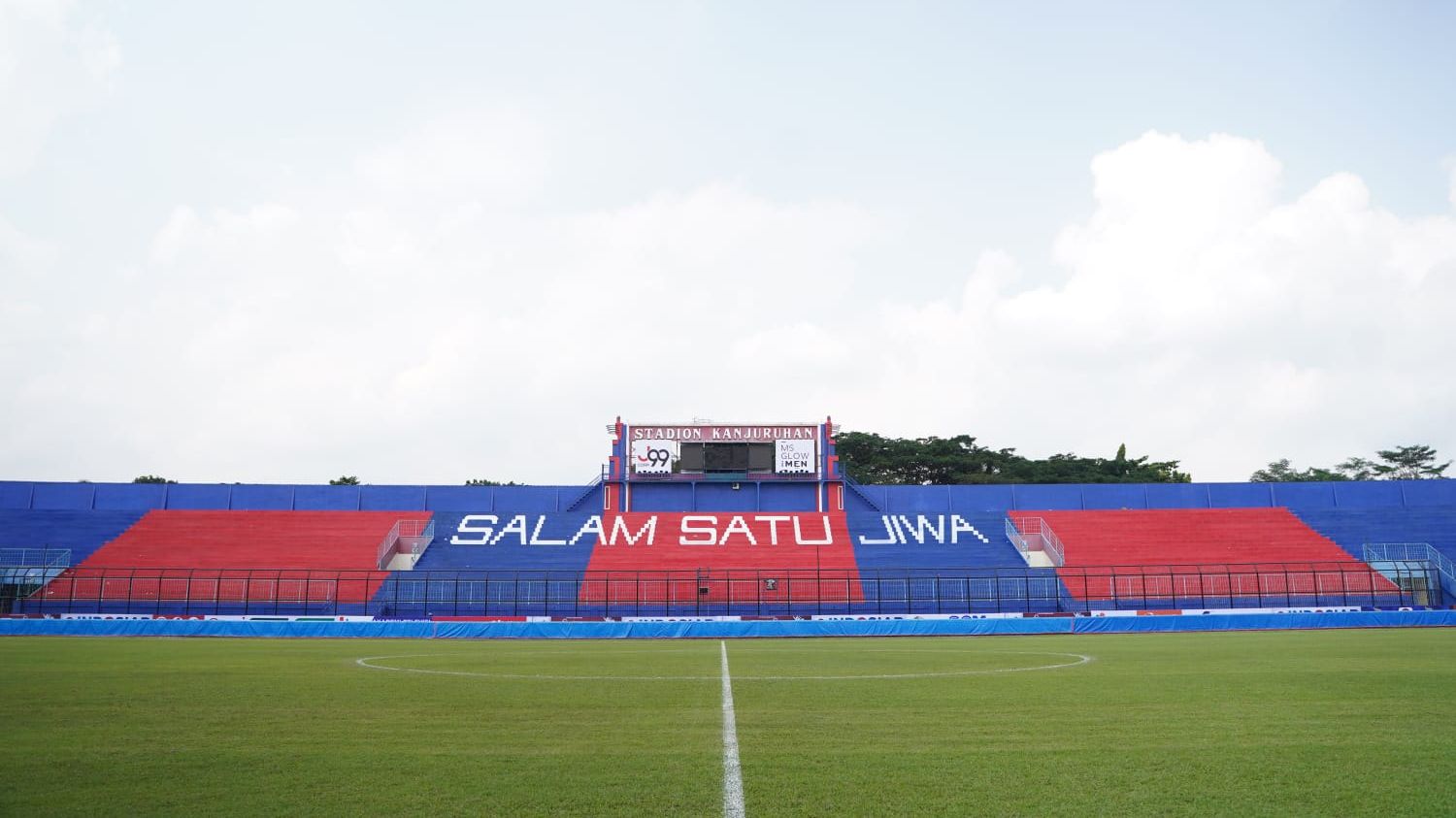 Potret Stadion Kanjuruhan, Malang, yang sudah direnovasi untuk digunakan Arema FC dalam turnamen pramusim Piala Presiden 2022, Juni 2022.