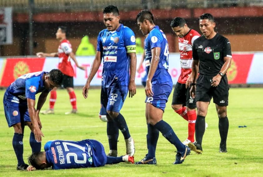Wasit Liga 1 2020, Agus Fauzan (kanan) saat memimpin pertandingan Madura United versus Persiraja Banda Aceh di Stadion Gelora Ratu Pamelingan, Pamekasan, Madura pada Maret 2020.