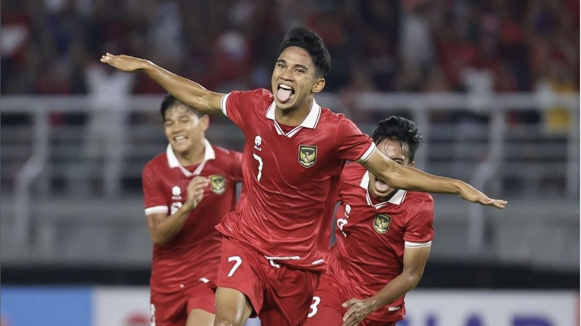 Selebrasi Marselino Ferdinan setelah mencetak gol ke gawang Vietnam U-20 pada matchday terakhir Grup F Kualifikasi Piala Asia U-20 2023 di Stadion Gelora Bung Tomo, Surabaya, Minggu (18/9/2022).