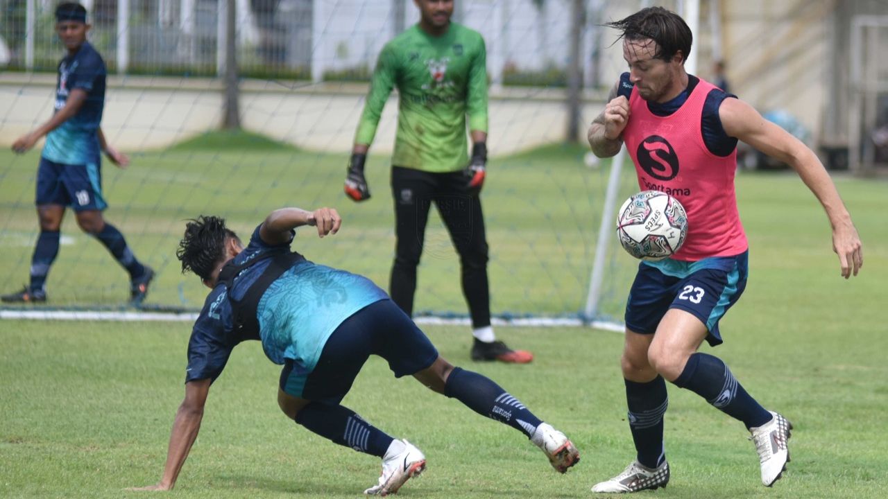 Pemain Persib Bandung mulai menggelar latihan di FINNS Recreation Club, Bali, Minggu (2/1/2022).