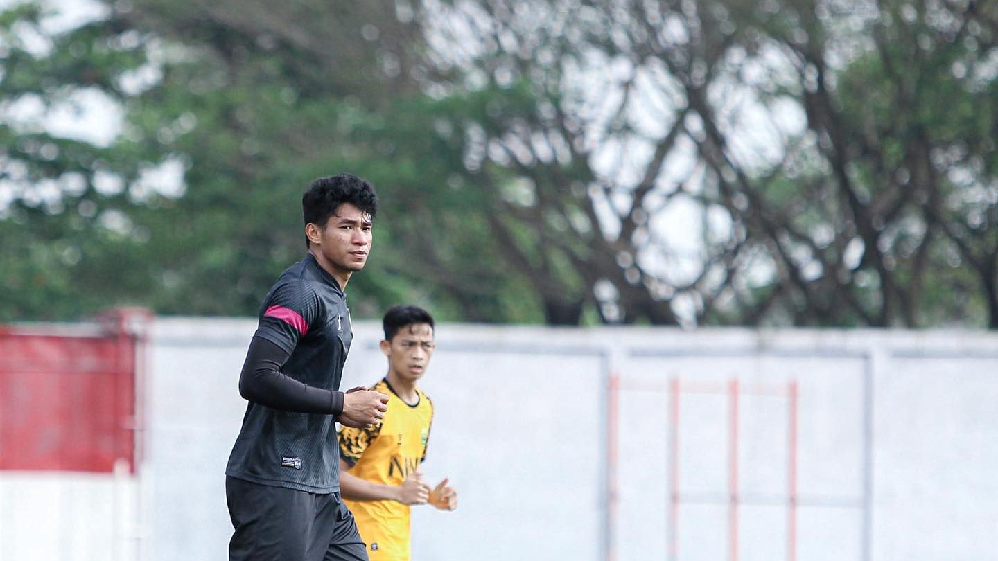 Striker PSIM Yogyakarta, Serdhy Ephyfano dalam uji coba lawan tim Porda Bantul pada 23 Juni 2022.