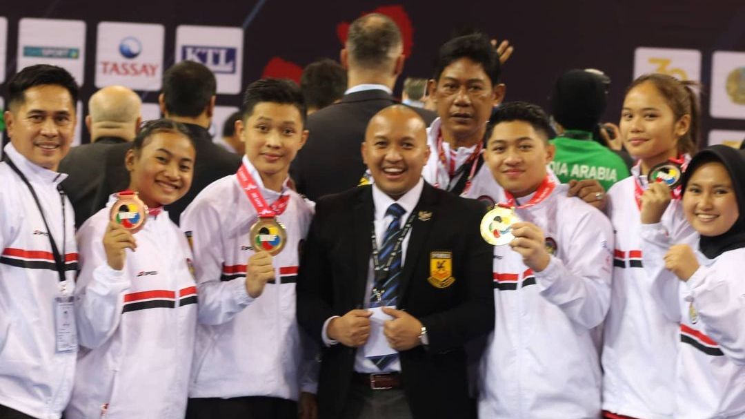 Tim kadet, junior, U21 Indonesia berpose bersama usai sukses meraih medali empat medali pada hari pertama Kejuaraan Karate Asia 2021 yang berlangsung di Kazakhstan pada Sabtu (18/12/2021).