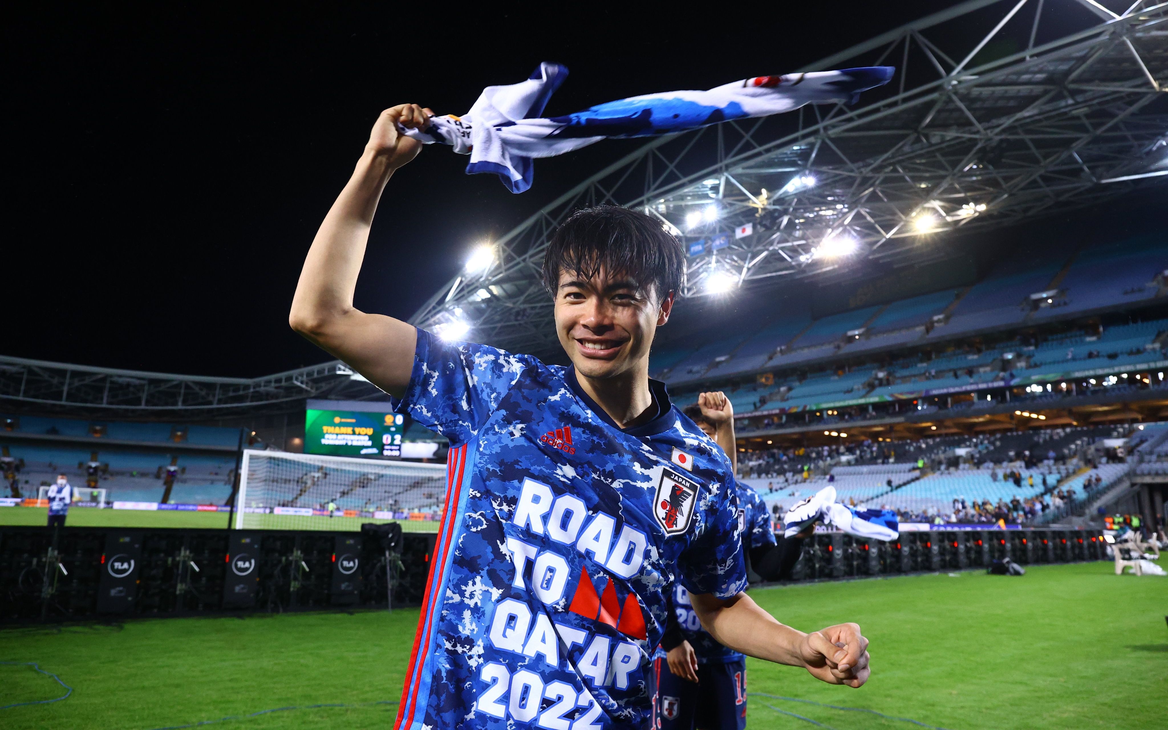 Pemain timnas Jepang, Kaoru Mitoma, merayakan kelolosan negaranya ke Piala Dunia 2022.