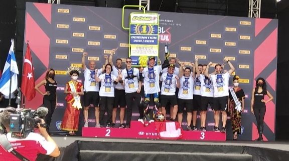 Juara dunia WSSP 2022 Dominique Aegerter merayakan kesuksesannya bersama tim Ten Kate Racing Yamaha.