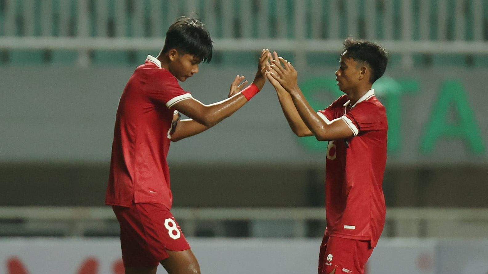 Arkhan Kaka (kiri) seusai mencetak gol ke gawang Guam U-17 pada Kualifikasi Piala Asia U-17 2023, Oktober 2022.