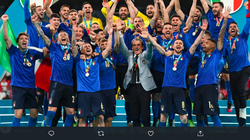 Italia dan Roberto Mancini merayakan juara.