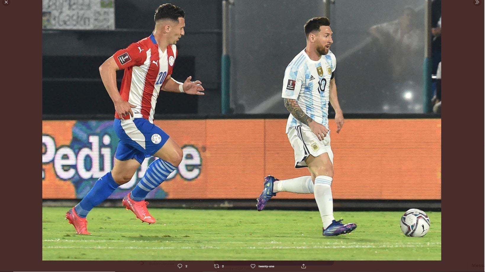 Bintang Argentina, Lionel Messi (kanan), dikawal pemain Paraguay pada laga Kualifikasi Piala Dunia 2022, Jumat (8/10/2021) pagi WIB.