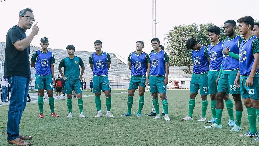 Pelatih Persebaya, Aji Santoso (kiri) memberikan instruksi ke pemain seleksi dan salah satunya Usman Diarra (dua dari kanan) di Kota Surabaya pada 12 April 2022.