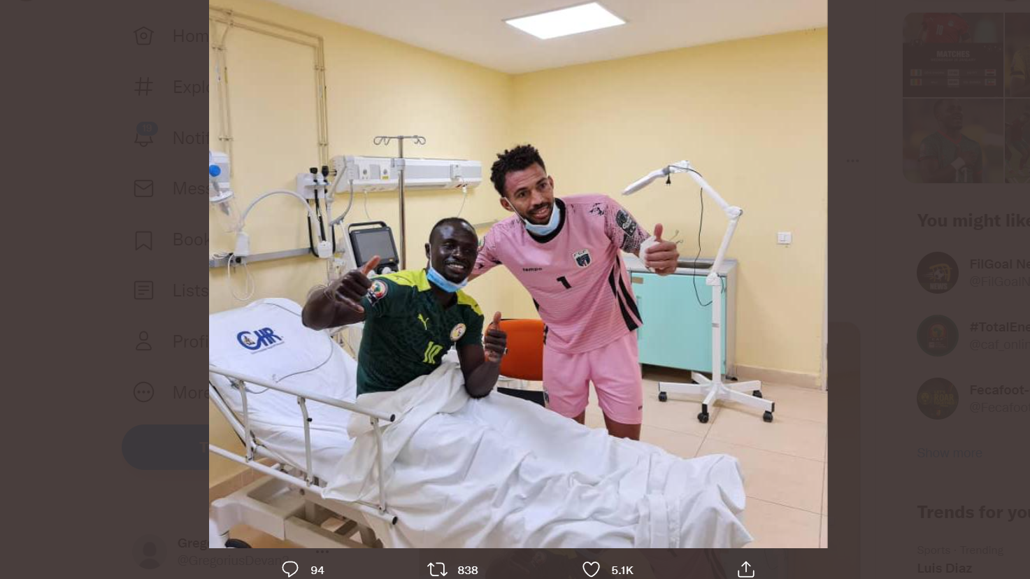 Bintang Senegal, Sadio Mane (kiri), dirawat di rumah sakit setelah berbenturan dengan kiper Cape Verde, Vozinha (kanan).