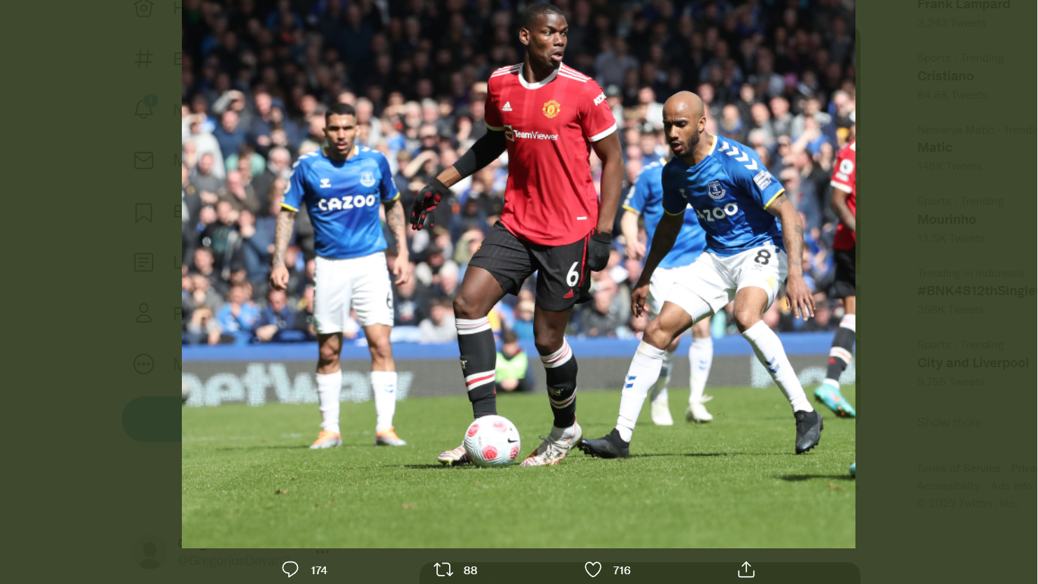 Aksi gelandang Manchester United, Paul Pogba, saat melawan Everton di Liga Inggris, Sabtu (9/4/2022) WIB.