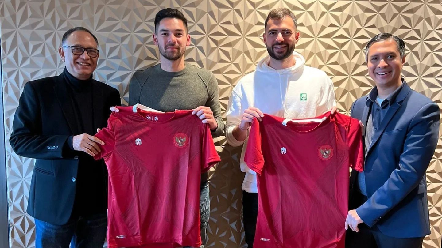 Dua calon pemain naturalisasi Indonesia, Sandy Walsh (dua dari kiri) dan Jordi Amat (dua dari kanan) bersama Exco PSSI, Hasani Abdulgani (kiri) di Belgia pada awal April 2022.
