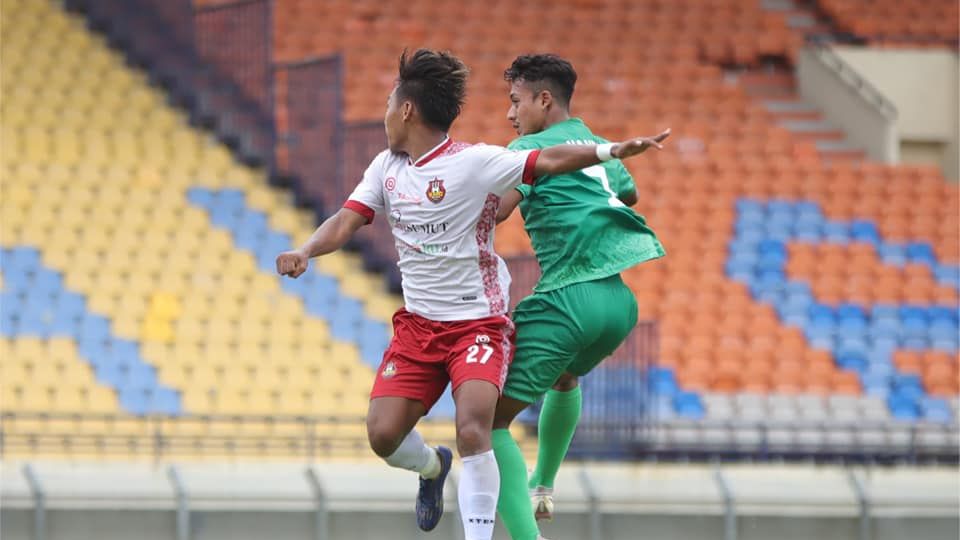 Duel di udara pemain Karo United (putih/merah) dengan pilar Persikab Kabupaten Bandung dalam laga pertama fase 64 besar untuk Grup C putaran nasional Liga 3 2021-2022, 6 Februari 2022.