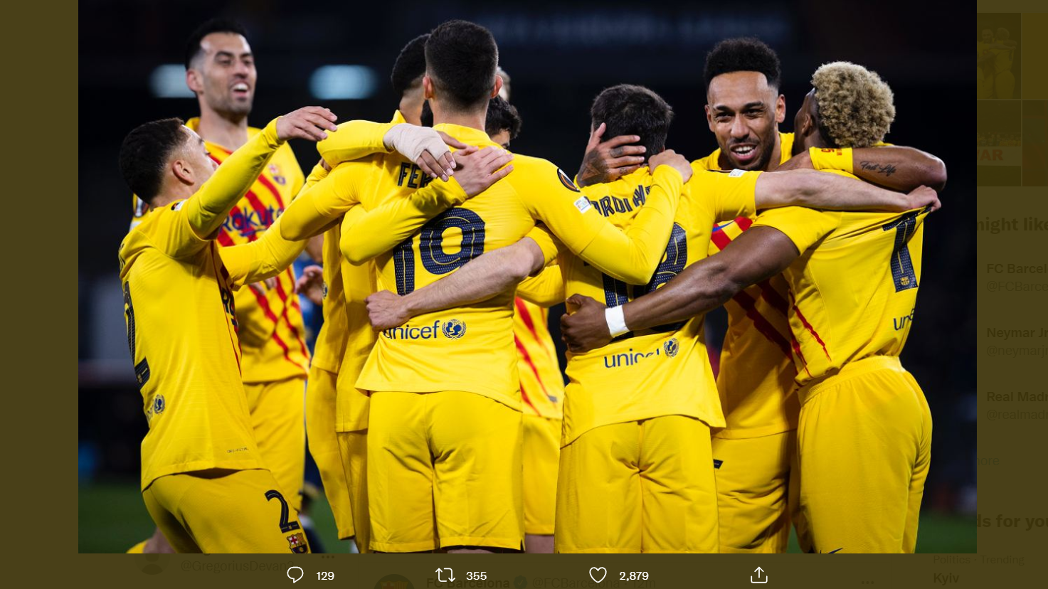 Selebrasi para pemain Barcelona setelah mencetak gol ke gawang Napoli di leg kedua play-off Liga Europa, Jumat (25/2/2022).