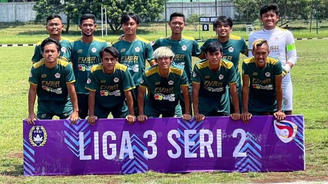 Bintang tarkam Gunandi Prasetiyo alias Cboll (tengah depan) bersama starter Mutiara 97 FC jelang laga perdana Liga 3 Jawa Barat seri 2 musim 2021, 4 Januari 2022.