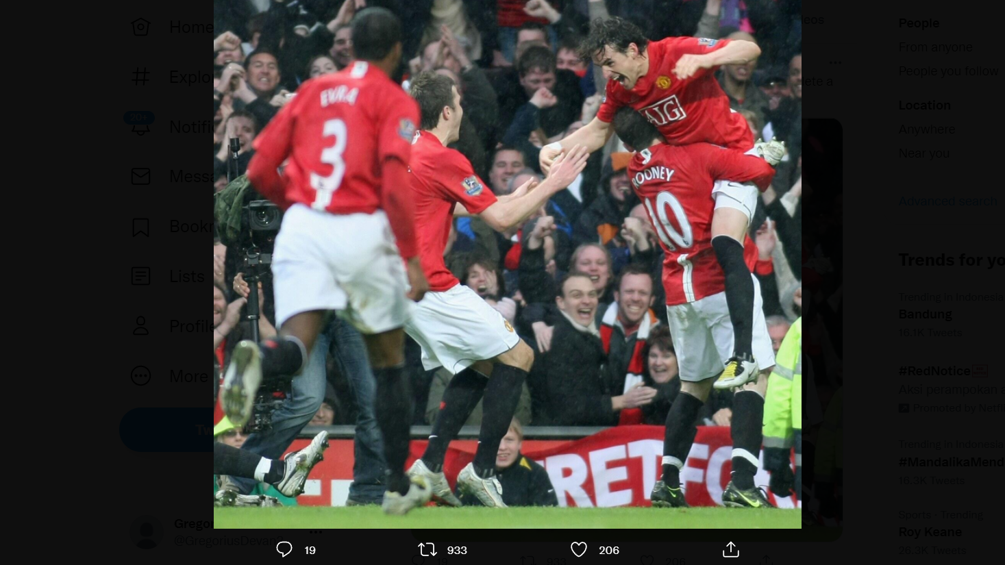 Owen Hargreaves (kanan) saat memperkuat Manchester United.