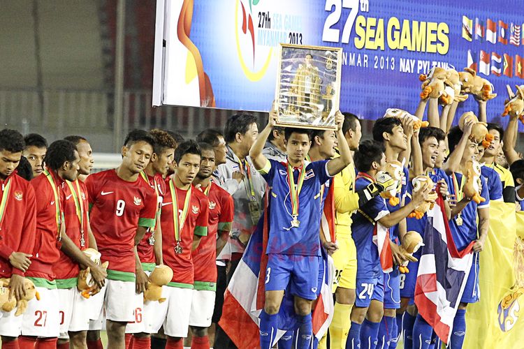 Seremoni pengalungan medali emas SEA Games 2013 untuk timnas Thailand U-23. Timnas Indonesia U-23 mendapatkan medali perak.