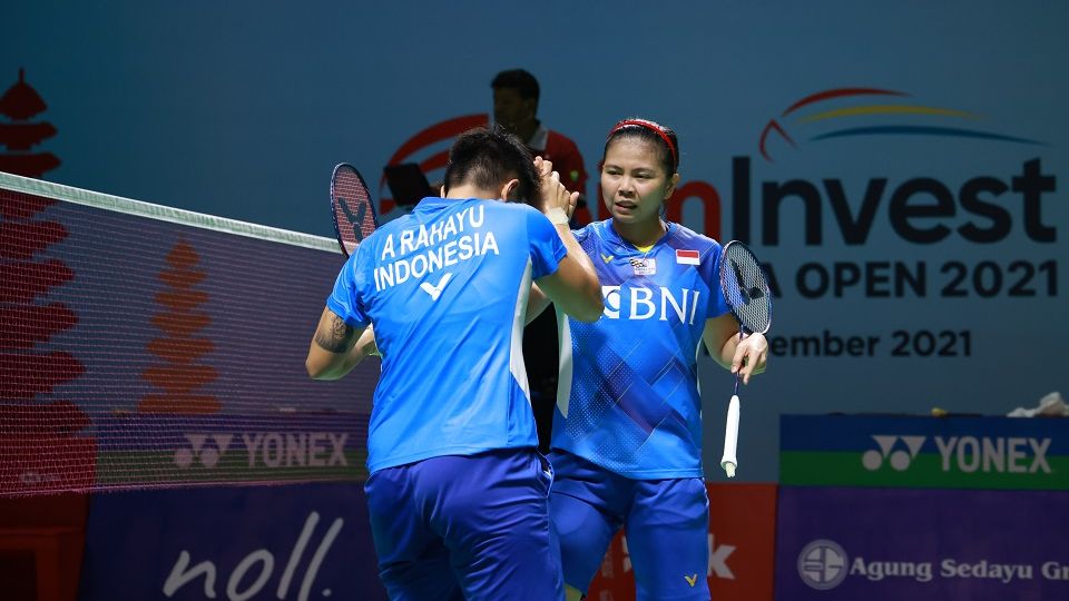 Greysia Polii/Apriyani Rahayu berjabat tangan usai memenangi laga babak kedua Indonesia Open 2021 yang digelar di Bali International Convention Centre &amp; The Westin Resort pada Kamis (25/11/2021).
