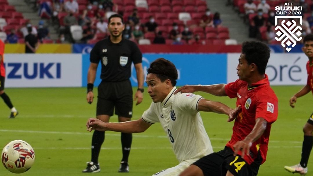 Gelandang Thailand, Thitiphan Puangchan berebut bola dengan pemain Timor Leste, Cristevao Fernandes dalam laga perdana Piala AFF 2020, 5 Desember 2021.