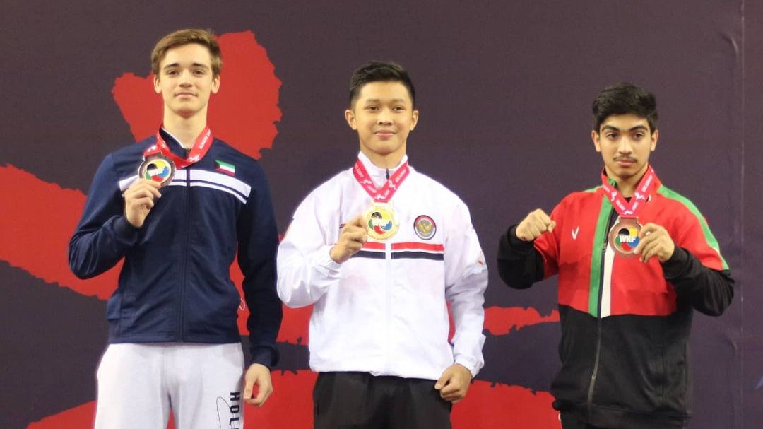 Karateka muda Indonesia, Akio Zaiko (tengah), sukses meraih medali emas Kejuaraan Karate Asia 2021 dari nomor Kata individual putra Kadet yang berlangsung di Kazakshtan pada Sabtu (18/12/2021).