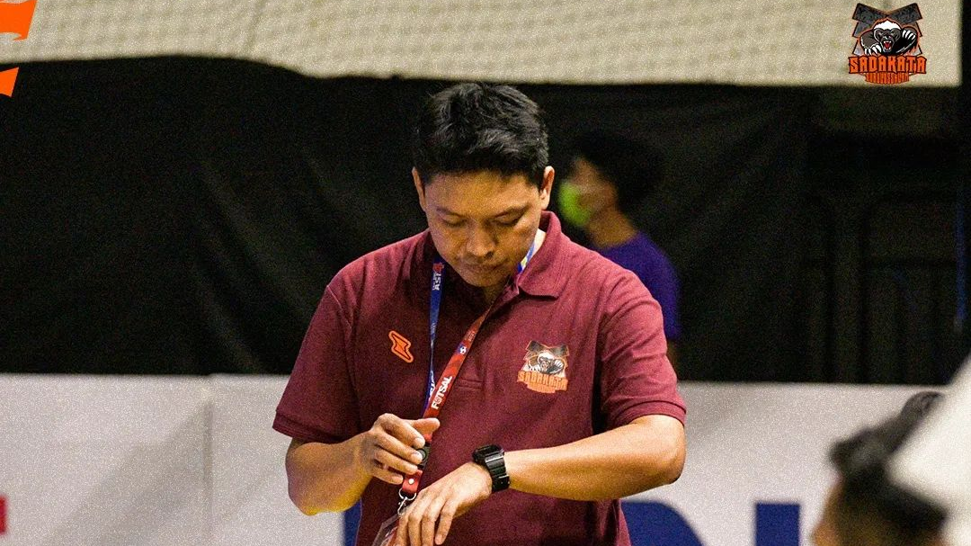 Sayan Karmadi saat menjadi pelatih Sadakata FC, mendampingi tim melakoni laga di Pro Futsal League 2021, Februari 2022.