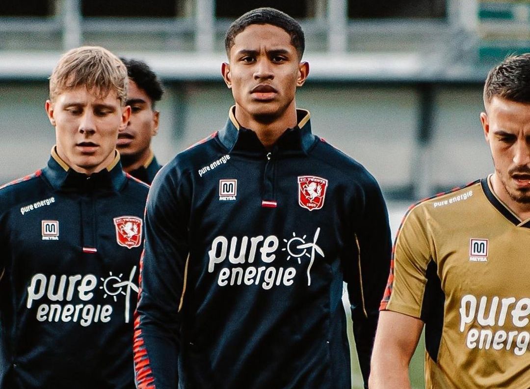 Bek FC Twente, Jayden Oosterwolde, menolak pemanggilan timnas Indonesia.
