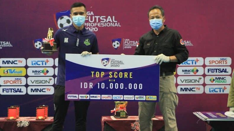 Andri Kustiawan menerima penghargaan top skor Pro Futsal League 2020, Maret 2021