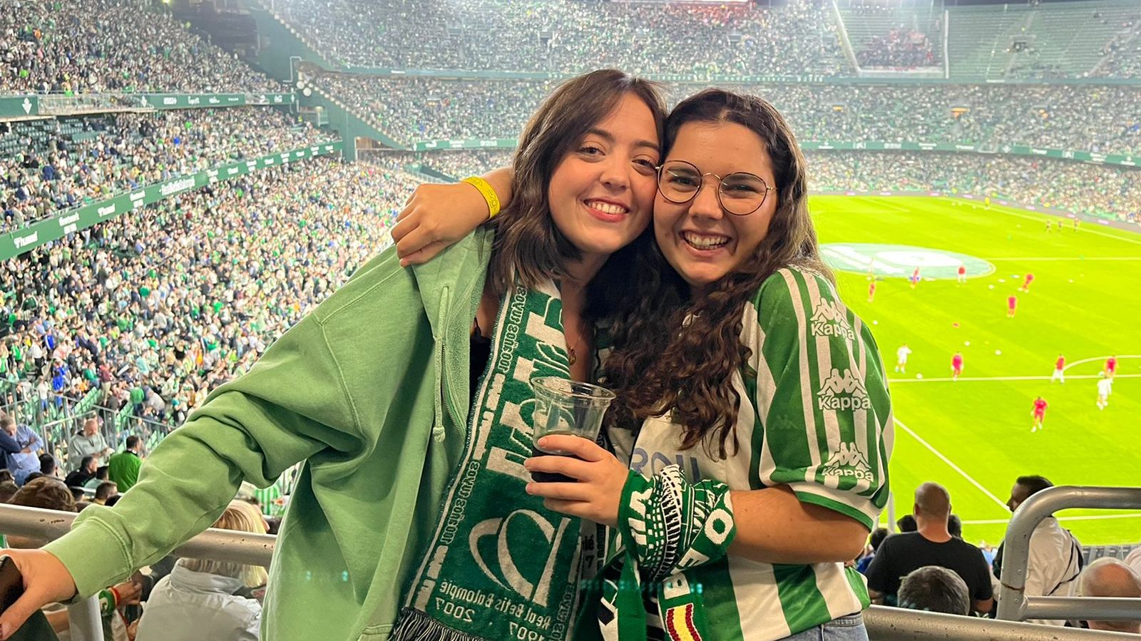 Isabelle (kiri) dan Anna (kanan), fans Real Betis, di Stadion Benito Villamarin, pada laga El Gran Derbi, 6 November 2022.