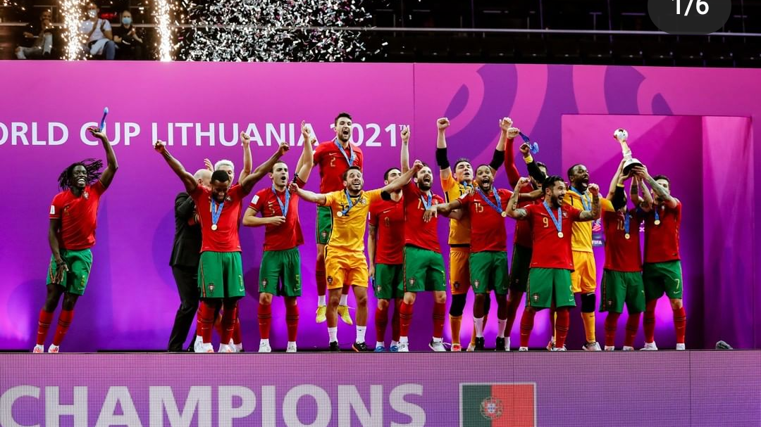 Timnas futsal Portugal merayakan keberhasilan menjadi juara Piala Dunia Futsal 2021 di Lithuania, 4 Oktober 2021.