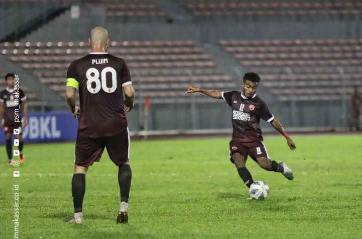 Yakob Sayuri hendak melepas tembakan saat timnya PSM Makassar melawan Kuala Lumpur City FC pada Piala AFC 2022 di Stadion KLFA, 24 Juni 2022.