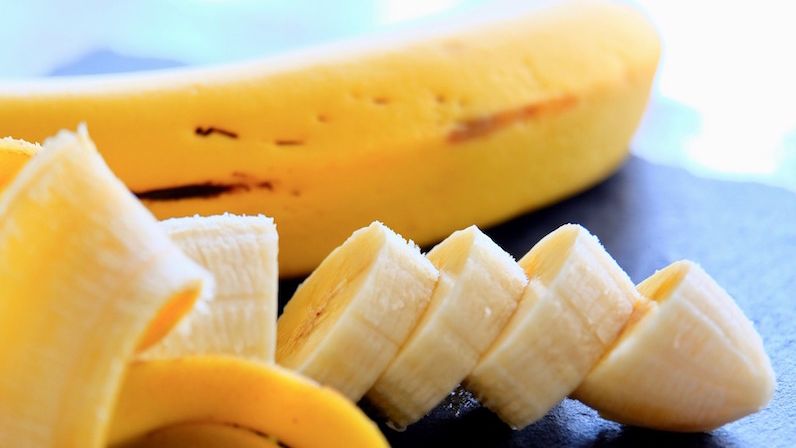Kulit pisang dapat diolah menjadi obat alami. 