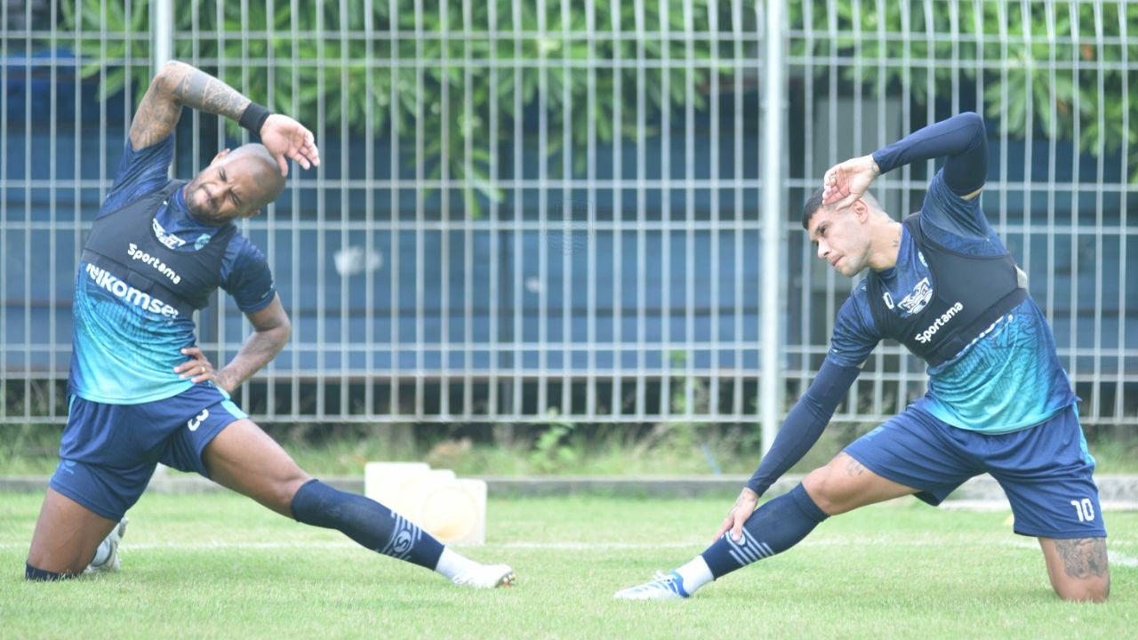 Ciro Alves (plontos) dan David da Silva dalam latihan Persib Bandung untuk persiapan Liga 1 2022-2023, Mei 2022.