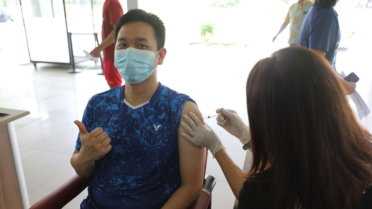 Hendra Setiawan saat menerima vaksin Covid-19 dosis ketiga di Pelatnas Cipayung, Jakarta Timur pada Jumat (4/2/2022).