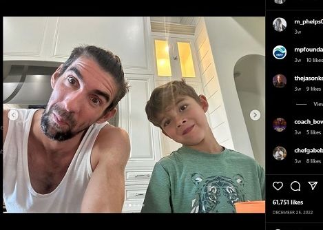 Michael Phelps dan putra sulungnya Boomer memperlihatkan mimik kocak dalam sebuah postingan di Instagram.