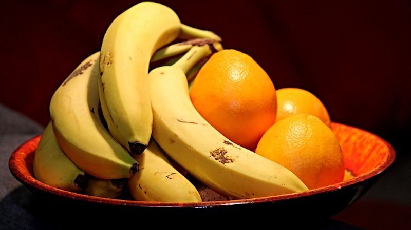 Pisang dan jeruk termasuk buah yang dapat menyehatkan ginjal.