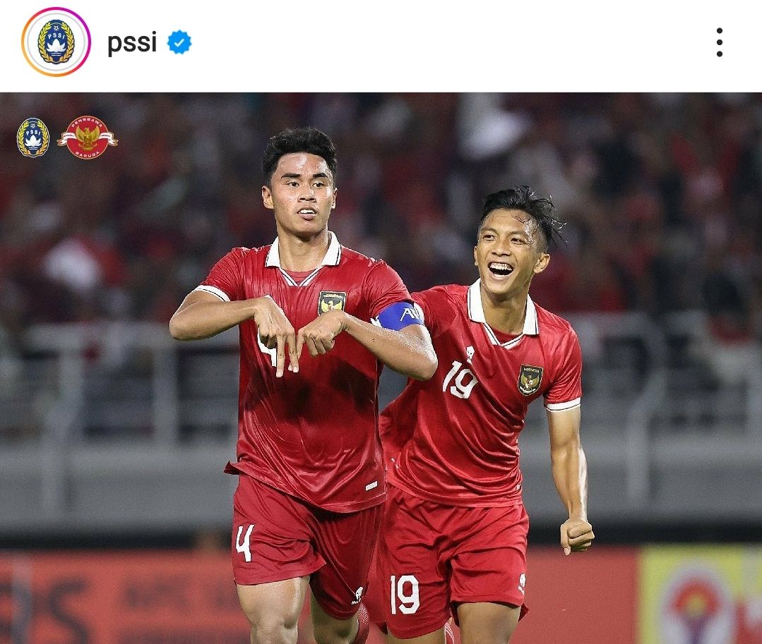 Pemain timnas U-20 Indonesia, Muhammad Ferarri dan Rabbani Tasnim melakukan selebrasi usai berhasil membuat gol ke gawang Vietnam pada laga Kualifikasi Piala Asia U-20 2023.