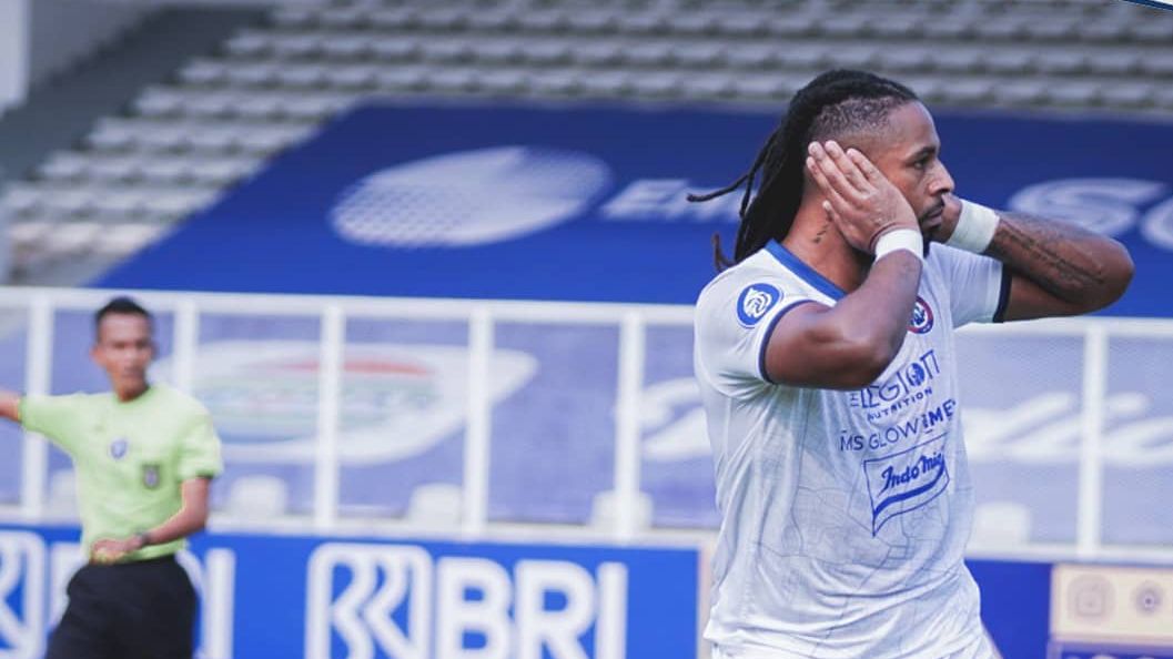 Striker Arema FC, Carlos Fortes merayakan golnya ke gawang Persipura, Rabu (29/9/2021) sore.