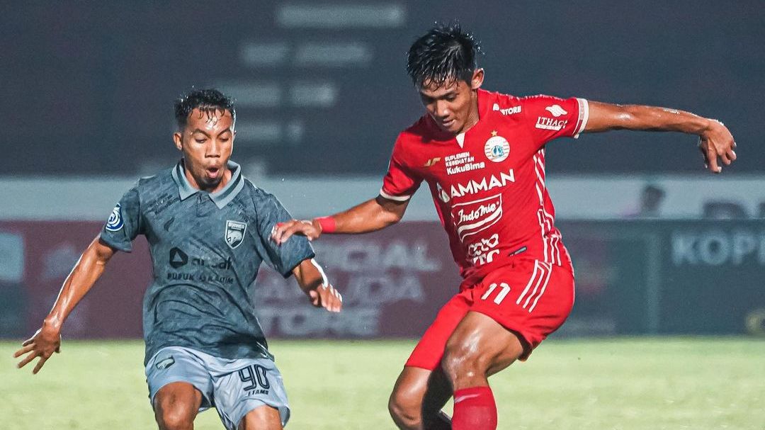Bek Persija, Firza Andika mencoba melewati hadangan pemain Borneo FC, M Sihran, pada laga lanjutan Liga 1 2022-2023, Desember 2022.