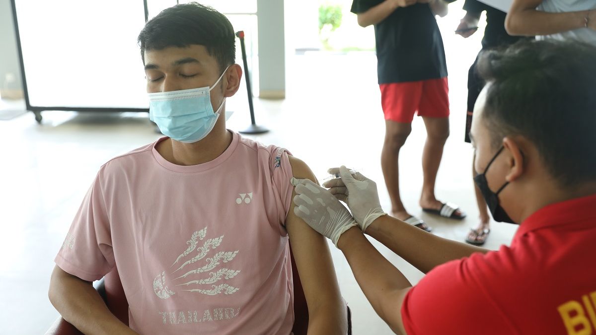 Proses pemberian vaksin Covid-19 dosis ketiga kepada Fajar Alfian yang berlangsung di Pelatnas Cipayung, Jakarta Timur pada Jumat (4/2/2022).