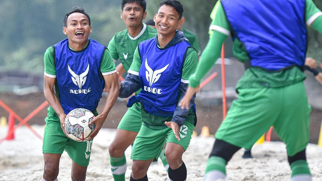 Para pemain PSMS Medan menjalani aktivitas berlatih di pantai saat Liga 2 2022-2023 dijeda usai Tragedi Kanjuruhan, Oktober 2022.