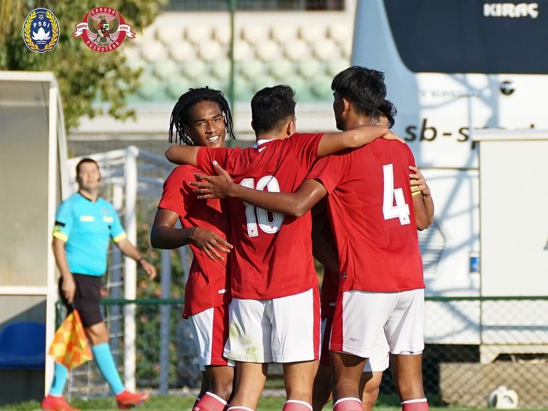 Para pemain timnas U-18 Indonesia merayakan gol ke gawang Antalyaspor U-18, Minggu (21/11/2021).