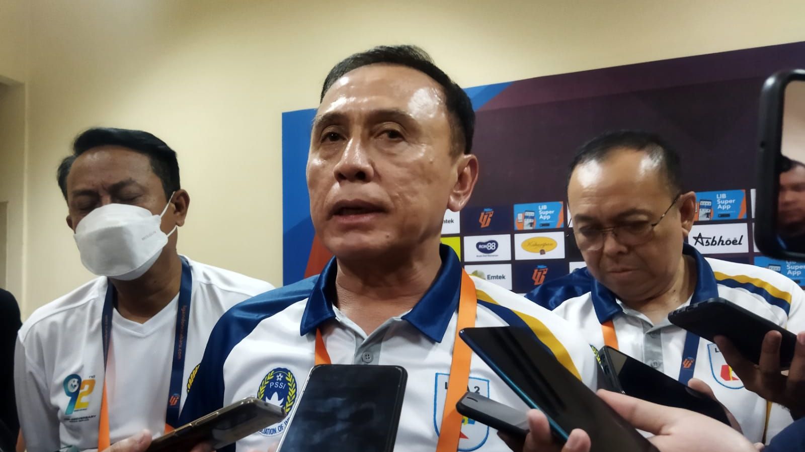 Ketua Umum PSSI, Mochamad Iriawan (tengah), bersama Direktur Utama PT LIB (kanan), saat dijumpai awak media sebelum pembukaan Liga 2 2022-2023 di Stadion Si Jalak Harupat, Bandung, 28 Agustus 2022.