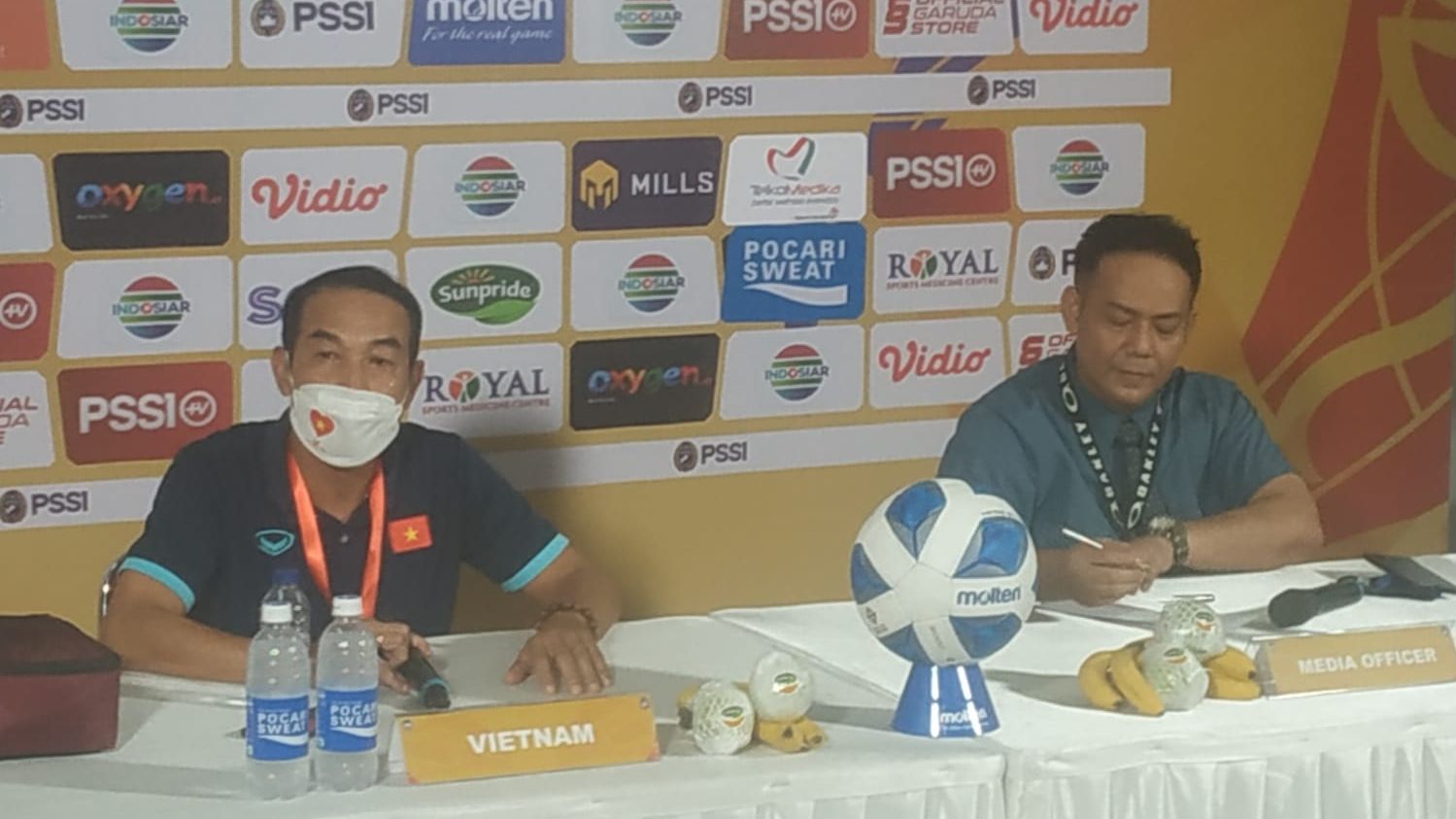 Pelatih timnas U-19 Vietnam, Dinh The Nam (pakai masker), dalam konferensi pers pascalaga melawan Indonesia, Sabtu (2/7/2022).