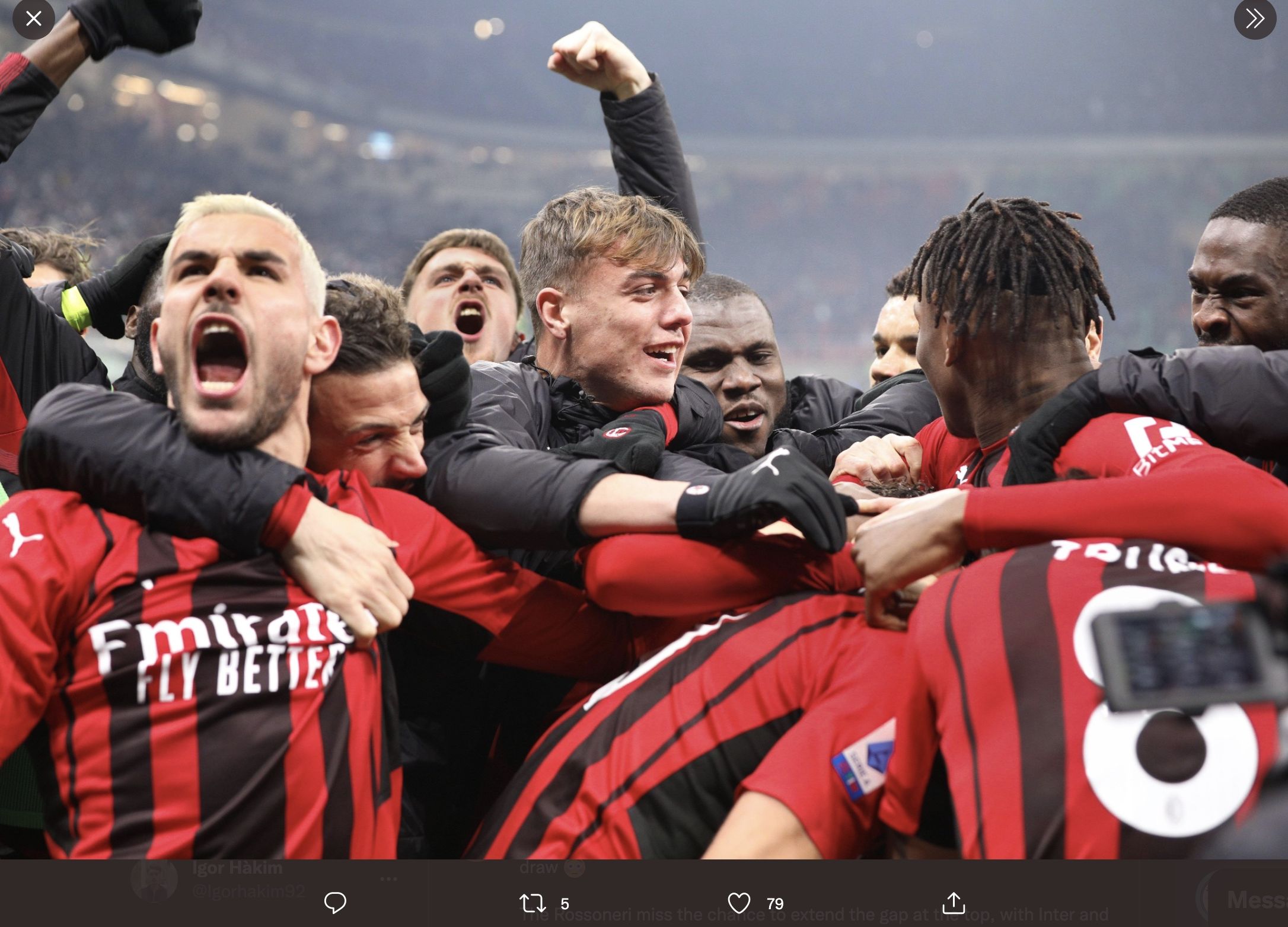 Para pemain AC Milan saat merayakan gol.