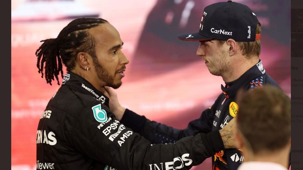 Lewis Hamilton (kiri) dan Max Verstappen saling menyapa usai menyelesaikan F1 GP Abu Dhabi 2021 di Sirkuit Yas Marina, UEA, Minggu (12/12/2021).