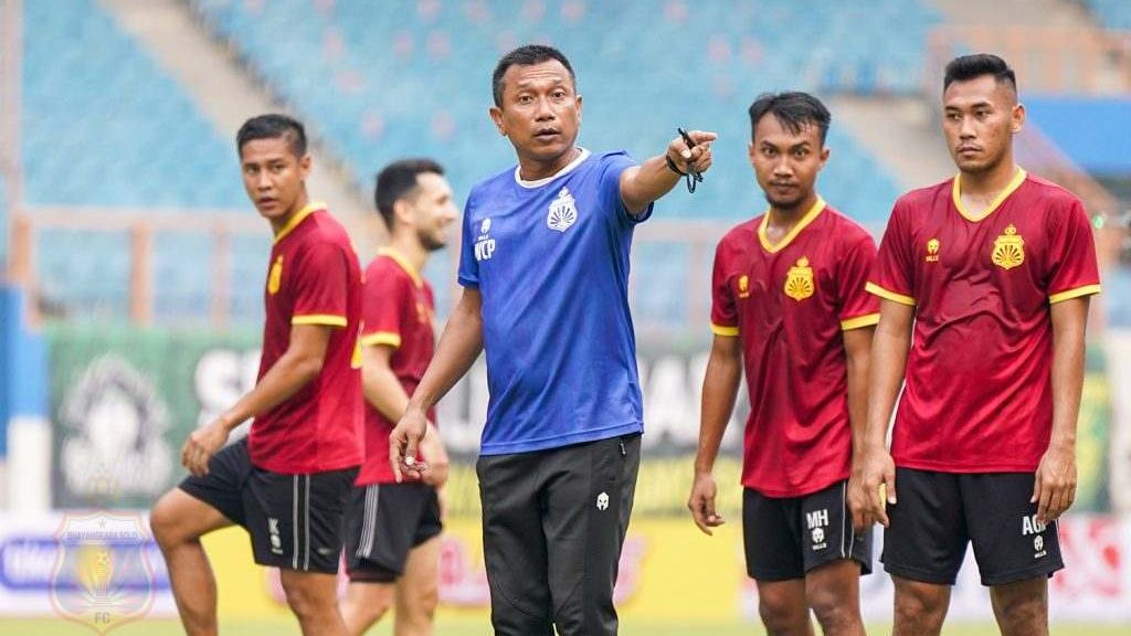Widodo C Putro (jersey biru) saat memimpin latihan Bhayangkara FC untuk persiapan lanjutan Liga 1 2022-2023, November 2022.