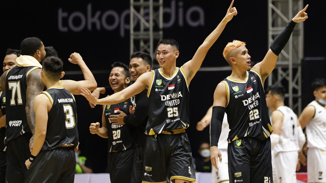 Ekspresi kegembiraan para pemain Dewa United Surabaya yang berhasil menang dramatis 73-72 atas DNA Bima Perkasa Jogja dalam laga Seri I IBL 2022 yang berlangsung di Hall Basket Gelora Bung Karno, Jakarta pada Senin (17/1/2022).