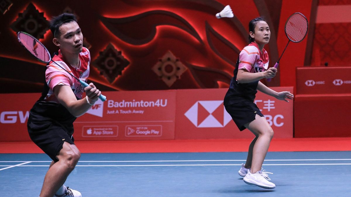 Aksi ganda campuran Indonesia, Rinov Rivaldy/Pitha Haningtyas Mentari, saat menjalani laga lanjutan babak penyisihan grup BWF World Tour Finals 2022 yang digelar di Nimibutr Arena, Bangkok, Thailand pada Jumat (9/12/2022).