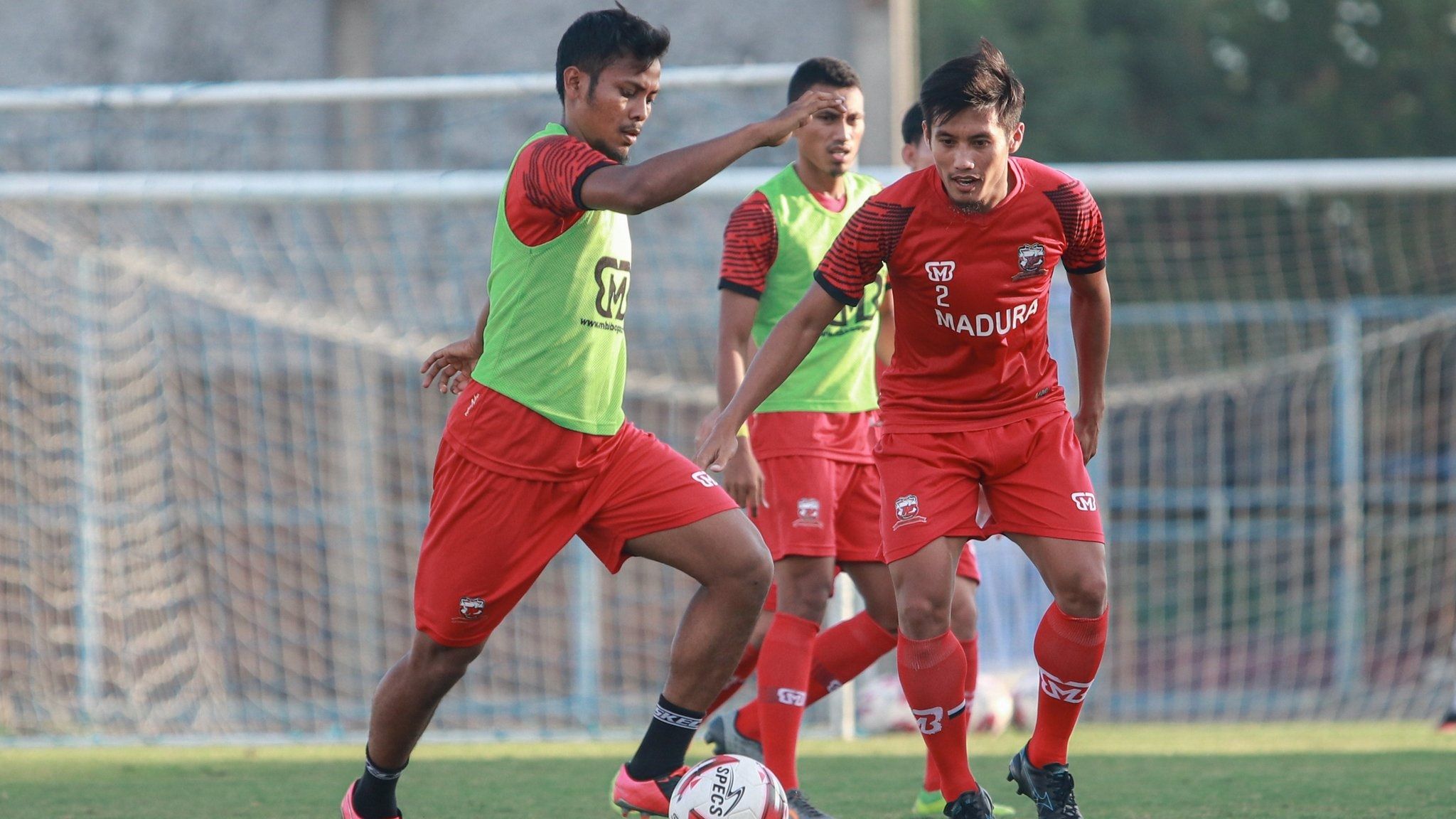 Gelandang Madura United, Zulfiandi (kiri) berlatih bersama-sama rekan-rekannya di Madura pada 10 September 2020. 